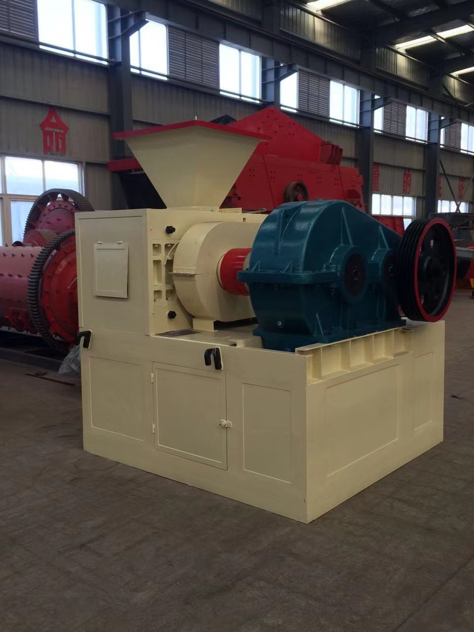 Roller Type Mineral Coal Ball Briquette Machine Charcoal Sludge Power Oval Ball Briquetting Press Machine